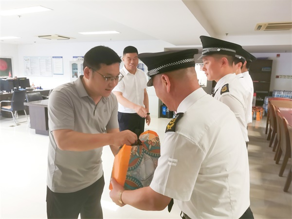 為酷暑“降”溫，讓愛(ài)心“升”溫...